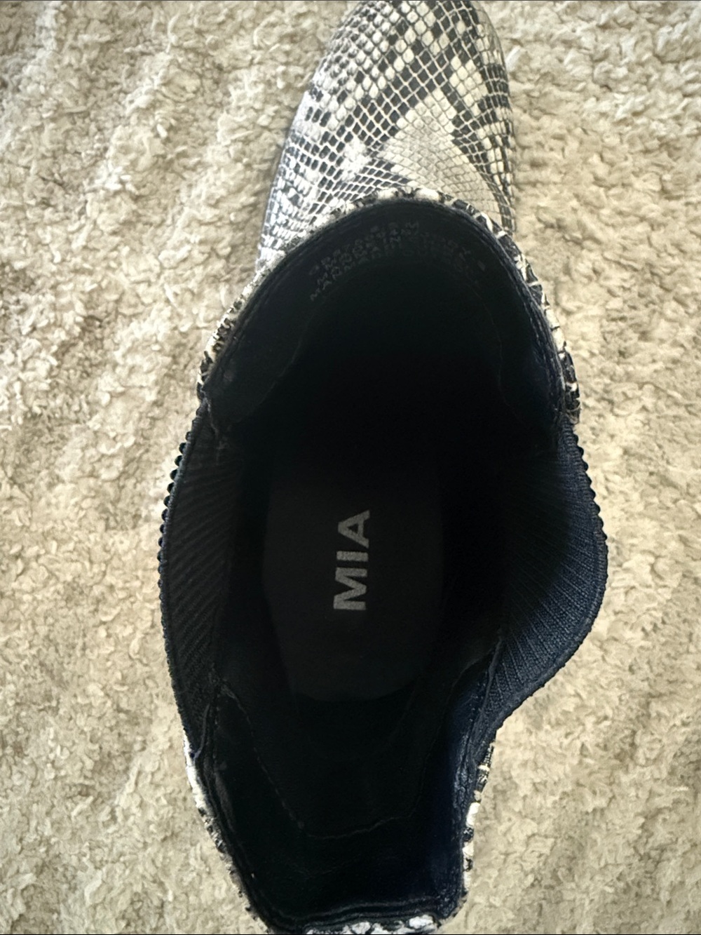 EUC Women’s Snake-Print Chelsea Boot in Black and White slip on - Picture 2 of 3